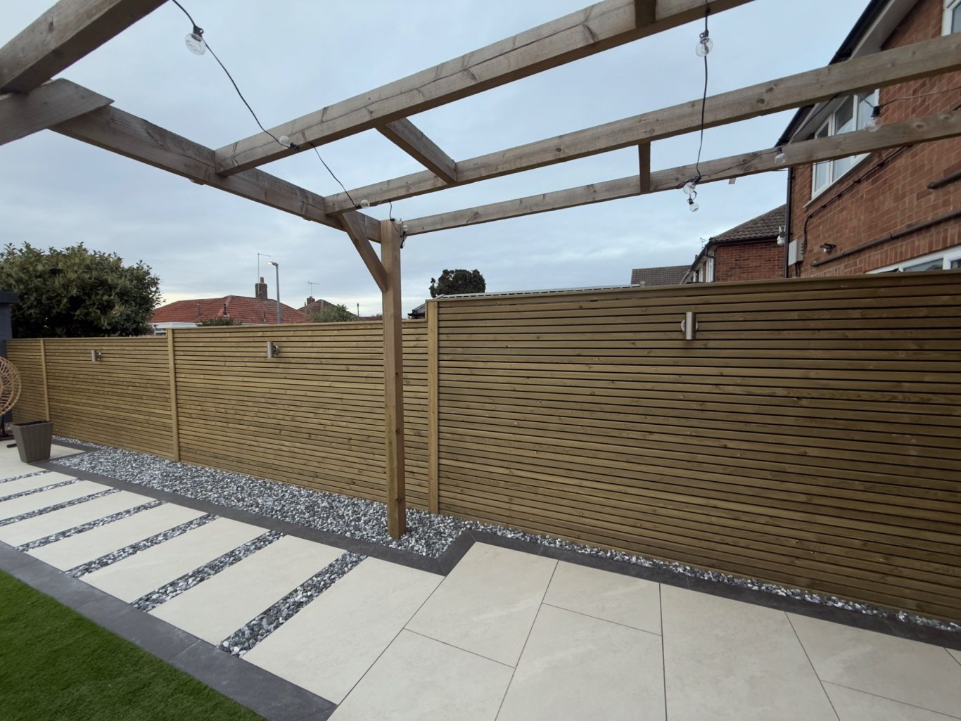 Venetian style fence